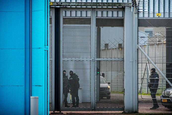De beveiliging achter de toegangspoort van de gevangenis in Vught is sterk opgevoerd sinds Ridouan Taghi in de EBI zit.