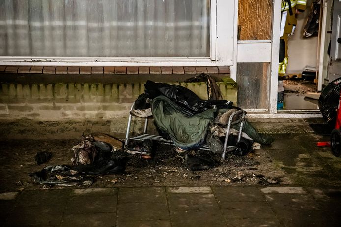 In de gang vloog dit schoenenrek in brand.