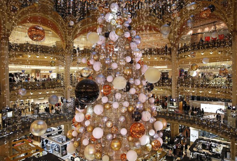 Een kerstboom in het warenhuis Lafayette in Parijs. Beeld afp