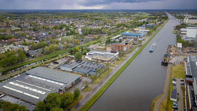 De oude industrie tussen de Berkel (links) en het Twentekanaal (rechts) tot aan het gemeentehuis van Lochem (hoogste gebouw in het midden) moet wijken voor het nieuwbouwplan Kop van Oost.