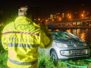 Als de automobilist de fietser heeft geschept, gaat hij er met gedoofde lichten vandoor. Dan klinkt een plons