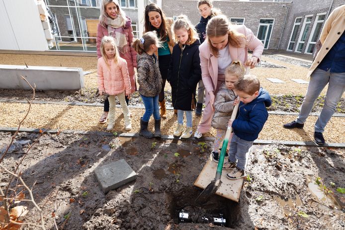 De eerste leerlingen krijgen vanaf 3 april les in de nieuwe Brede School Zilverackers in Veldhoven. Voor het zo ver is, begroef een aantal van hen donderdag een tijdcapsule in de binnentuin.