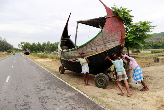 I pescatori del Bangladesh portano le loro barche al sicuro dal prossimo uragano.