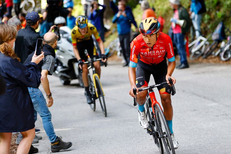 Santiago Buitrago demarreert, Gijs Leemreize verdwijnt in de achtergrond. Beeld AFP