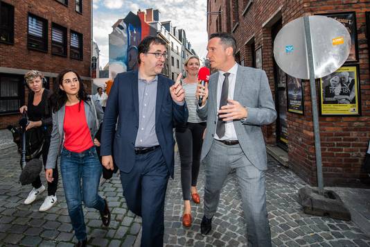 Lijsttrekker Wouter Van Besien en Groen-kopstuk Freya Piryns (achter)  op weg naar het onderhoud met Antwerps burgemeester Bart De Wever (N-VA). 