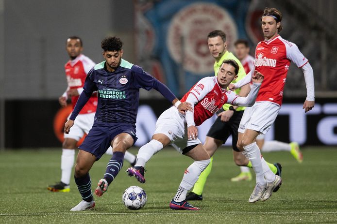 Ismael Saibari in het duel met MVV.