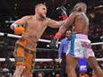 Jake Paul (l) haalt uit in zijn eerdere gevecht met Tyron Woodley.