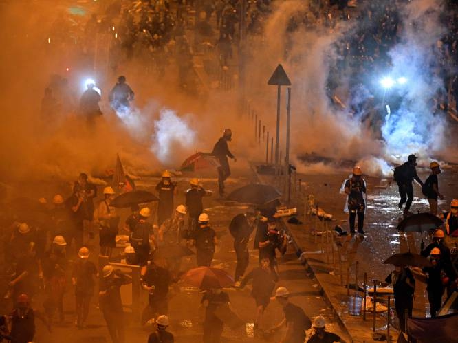 Chaos in Hongkong: regeringsleider veroordeelt “extreem gewelddadige” invasie parlement, meer dan 50 gewonden