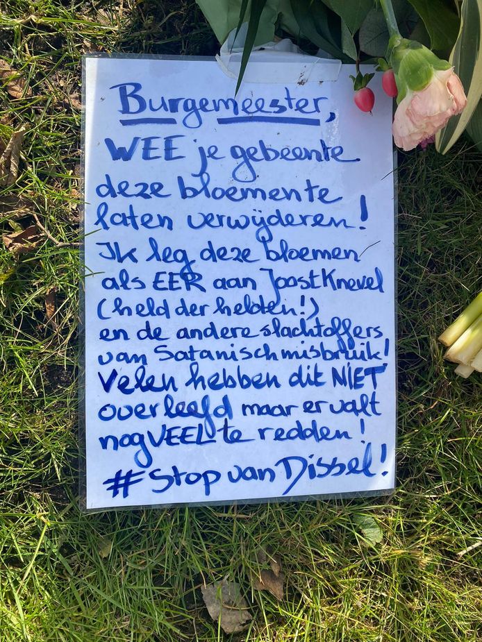 Een kaartje waarmee de burgemeester wordt bedreigd.