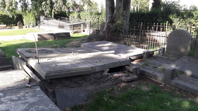 De monumentale graven op de algemene begraafplaats aan de Burgemeester Van Randwijckstraat in Rossum zijn hoogstwaarschijnlijk gered.