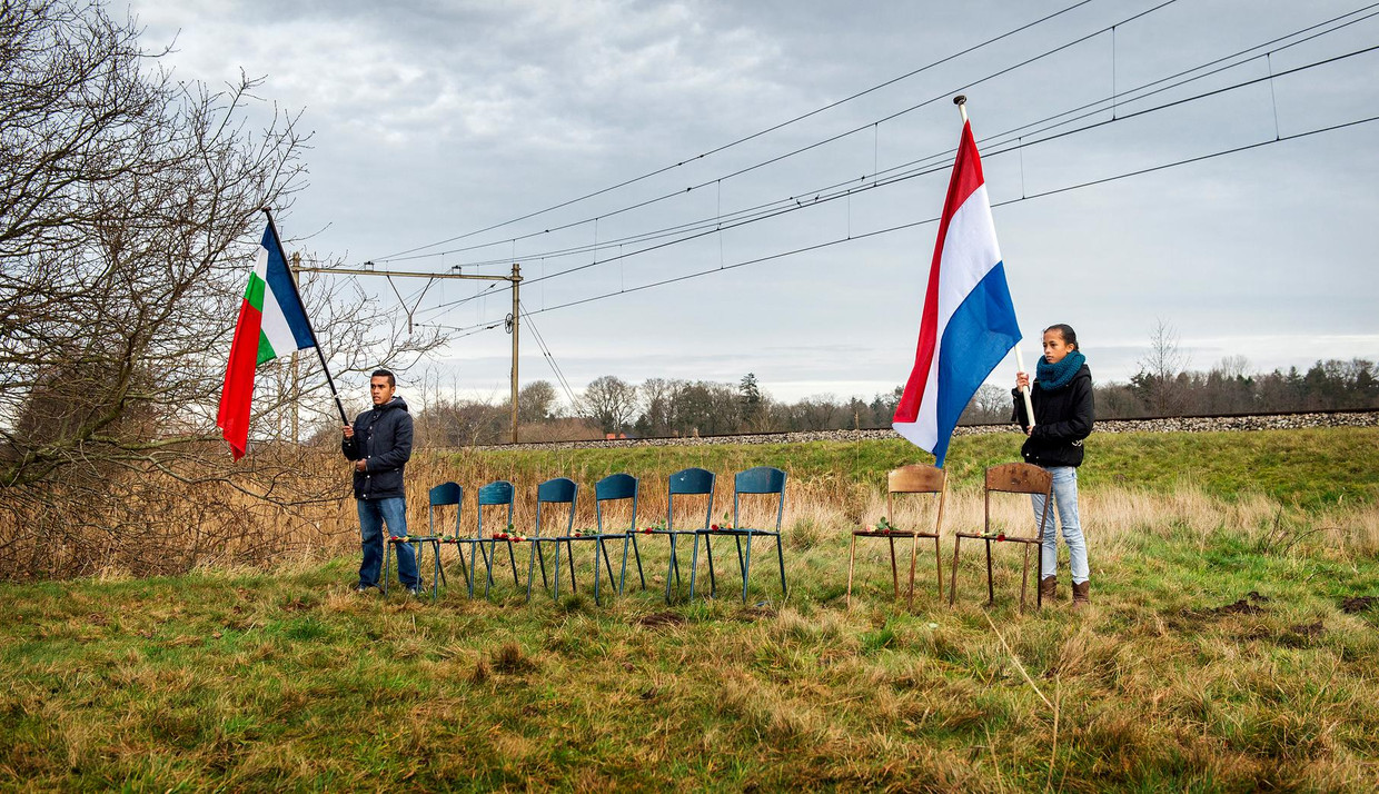 Molukkers bij het Drentse De Punt voor de herdenking van de zes Molukse treinkapers die in 1977 de dood vonden. Beeld anp