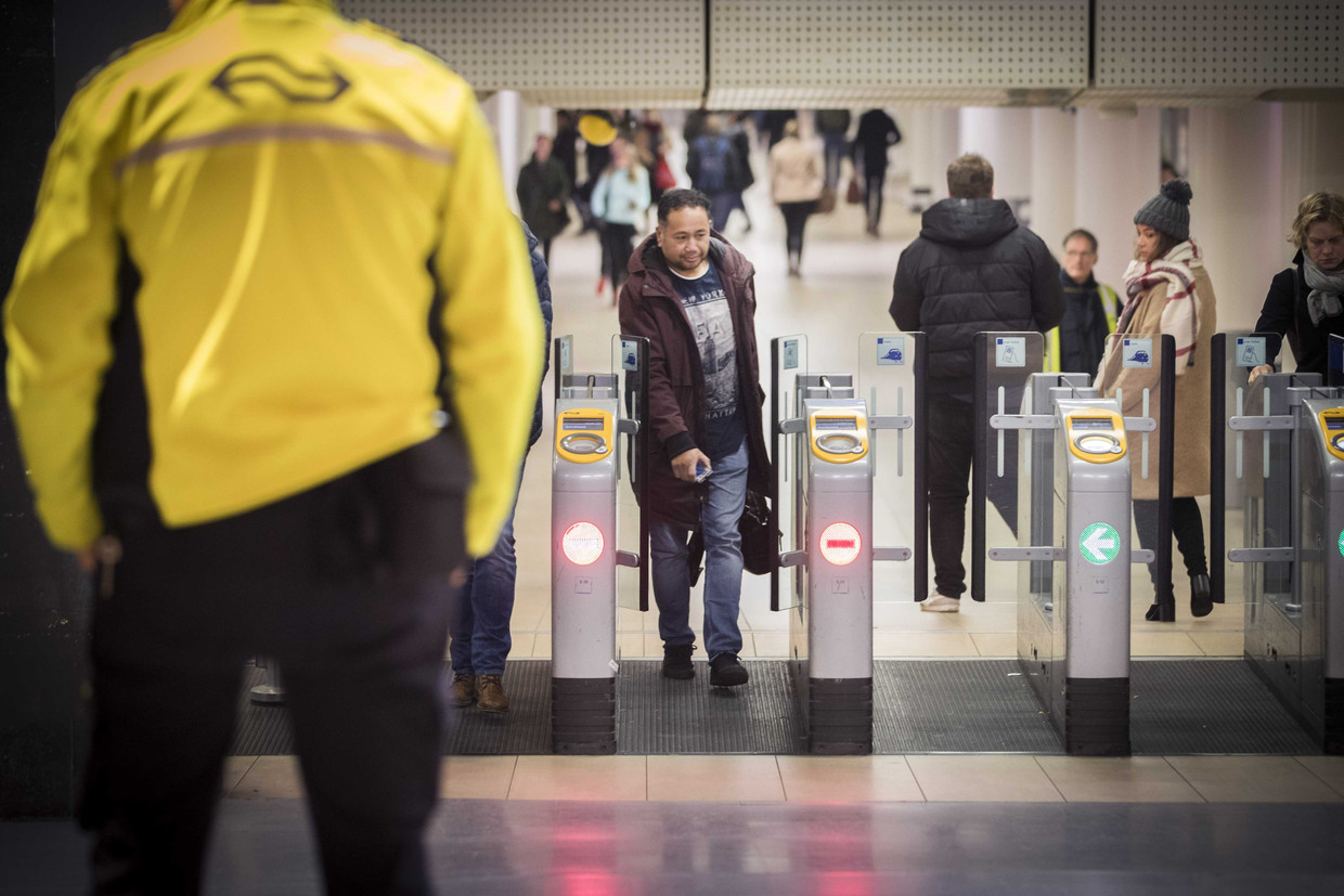 De OV-poortjes op het Centraal Station in Amsterdam.  Beeld ANP