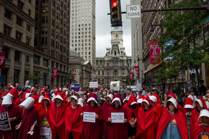 Voorstanders van het abortusrecht zien ‘The Handmaid’s Tale’ als voorbode voor wat er kan gebeuren als vrouwenrechten worden afgenomen.