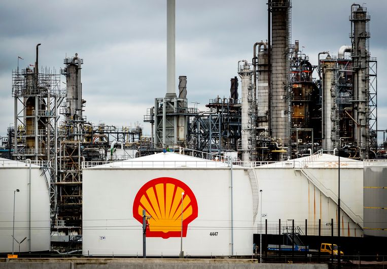 De raffinaderij van Shell in Pernis.  Beeld ANP