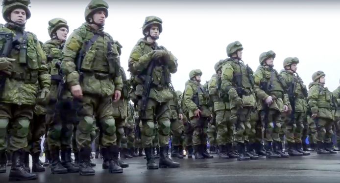 Beeld uit een video vrijgegeven door het Russische ministerie van Defensie. Russische rekruten staan in rijen voor hun militaire training buiten Moskou.
