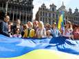 Un drapeau ukrainien géant déployé sur la Grand-Place de Bruxelles