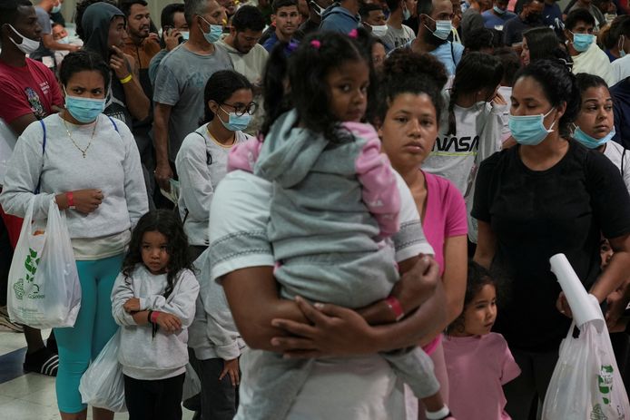Asielzoekers in El Paso, Texas schuiven aan voor bussen richting New York.