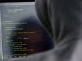 Hacker bezit met hackpoging op laptop om zo in te breken in systemen.
