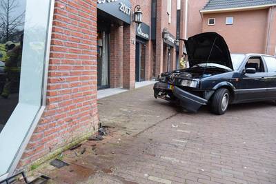 Man (94) remt niet maar geeft gas en ramt winkelpand