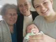 Overgrootmoeder Christiana (76), grootmoeder Hetty (51), mama Olivia (21) en baby Colette.