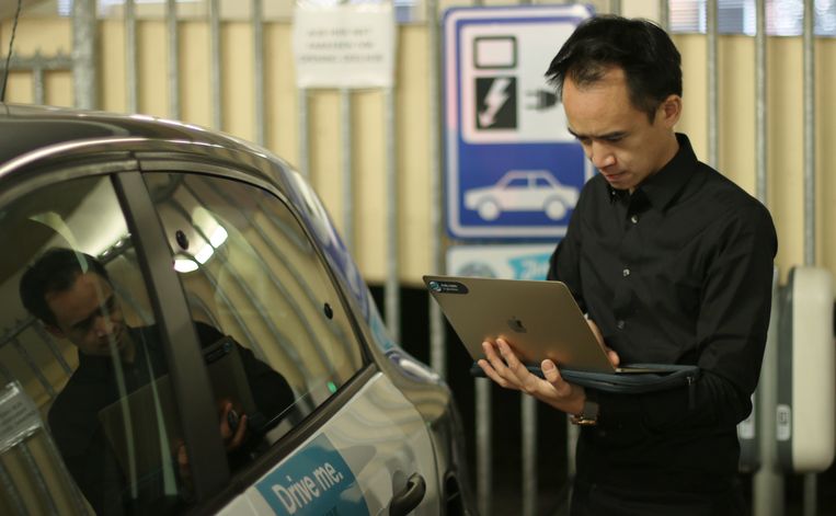 Niki Sie ontwikkelde een app zodat deelnemers makkelijk toegang hebben tot de (veelal) elektrische deelauto's van zijn bedrijf Juuve.
 Beeld Fouad Hallak