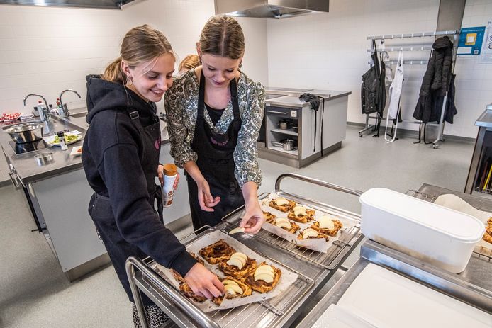 Leerlingen zijn druk met de bereiding van gerechten in de keuken van het CT Stork College.