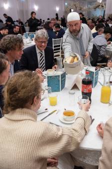 Honderden Amersfoorters samen aan tafel tijdens de iftar: ‘Tijd voor omkijken naar je medemens’