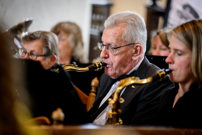 Johan Klootwijk (86) bespeelt de tenorsax in het orkest van het 100-jarige Amicitia uit Delden.