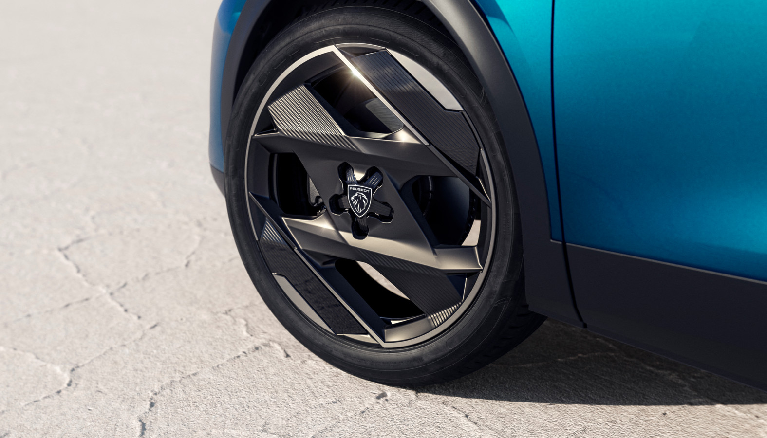 Qua design durft Peugeot weer écht onderscheidend te zijn: deze spraakmakende lichtmetalen wielen (20-inch, optioneel voor de GT) passen in de beste Franse traditie
