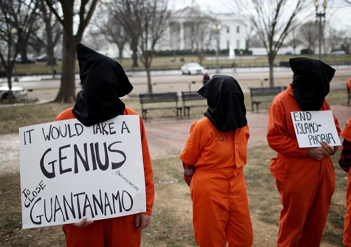 Protest aan het Witte Huis in januari 2018. De demonstranten zijn gekleed in de beruchte oranje gevangenisplunjes die ook de Guantanamo-gevangen droegen.
