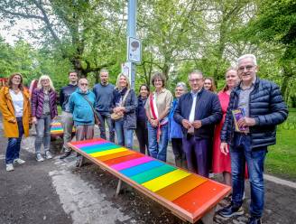 Brugge neemt eerste ‘regenboogbanken’ in gebruik