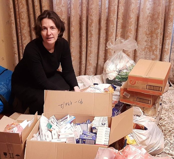 Tatyana met enkele dozen vol medicijnen. Die brengt ze aan huis voor wie niet meer goed te been is.