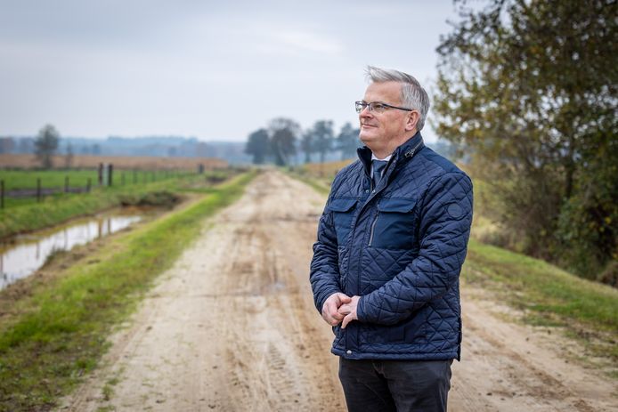 Gert Harm ten Bolscher is als gedeputeerde verantwoordelijk voor het Overijsselse stikstofbeleid. Hij weet dat Overijssel in 2030 de helft minder stikstof moet uitstoten, maar ziet ook de worsteling van boeren.