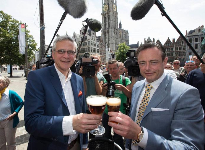 Kandidaat-burgemeester Kris Peeters (CD&V) met de Antwerpse burgemeester Bart De Wever (N-VA) op de Grote Markt in Antwerpen (Archiefbeeld).