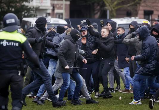 Sympathisanten en politie op het Museumplein. Het plein is aangewezen als veiligheidsrisicogebied na ongeregeldheden een week eerder bij een soortgelijk protest.