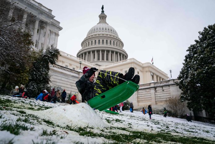 In de Amerikaanse hoofdstad Washington was er naast sneeuwellende ook sneeuwpret.