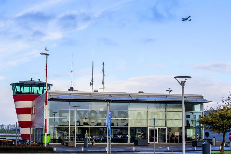 Verkeerstoren van Lelystad Airport. Lelystad Airport moet vanaf 1 april 2019 een deel van de (vakantie)vluchten van Schiphol overnemen, zodat die luchthaven verder kan groeien.  Beeld ANP
