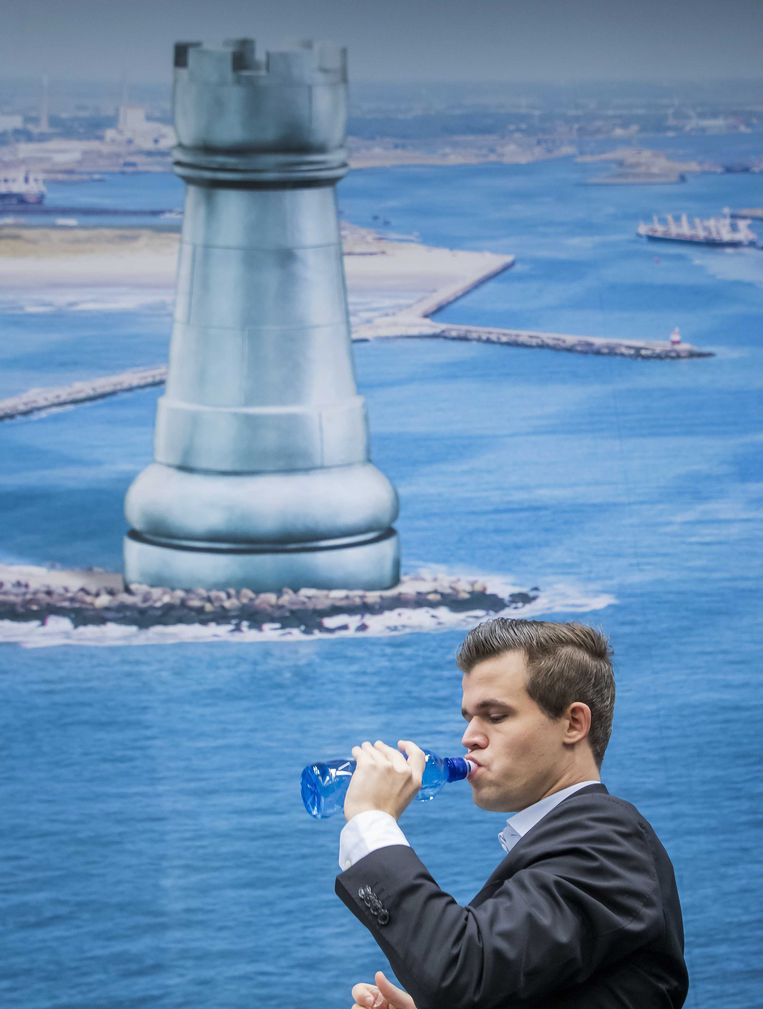 Wereldkampioen Magnus Carlsen in de eerste ronde van de 81e editie van het Tata Steel Chess Tournament. Beeld ANP