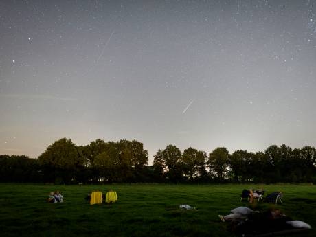 Kijken naar de Perseïden in een weiland bij Lattrop: ‘Over tien jaar herinneren ze zich dit nog steeds’