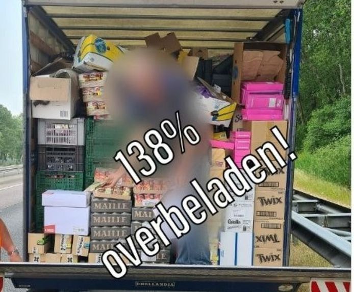 Vrachtwagentje is zó zwaar beladen dat zelfs de berger ‘m niet weg kan ...