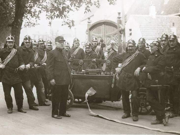 Dit is hoe de helden van de Amersfoortse brandweer er 100 jaar geleden bijliepen