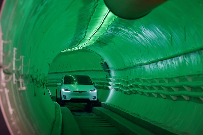 In de tunnel zouden auto’s en voetgangers met snelheden tot 240 kilometer per uur vervoerd kunnen worden op elektrisch aangedreven sledes.