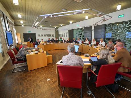 De Somerense politiek zet zich met intriges, insinuaties, en gekrenkte ego’s te kijk 