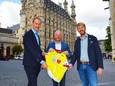 Schepen Johan Geleyns met Thijs Rondhuis (links) en Christophe Lonnoy op de Grote Markt in Leuven.