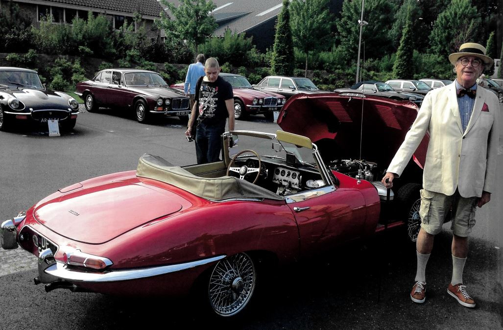 Almeloër Karel Jansen met zijn Jaguar E-type, die recent werd gestolen.