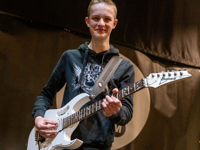 Ruben Becks speelt gitaar tijdens een sessie bij Podium Z in Domburg.