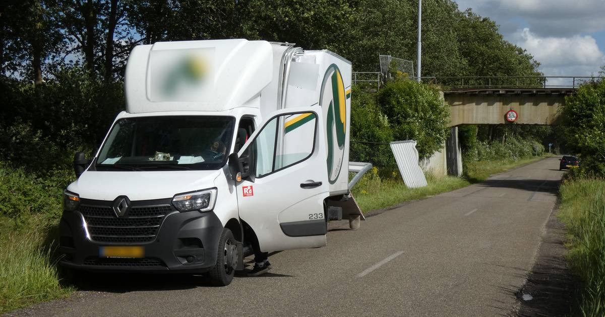 Dak aan gort: bestelbus past niet onder viaduct op de Vamweg in Wijster door