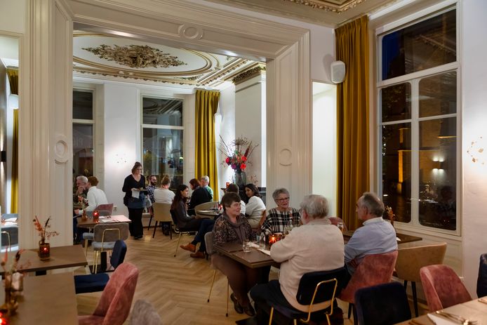 Het klassiek-moderne interieur van Brasserie Pigalle.