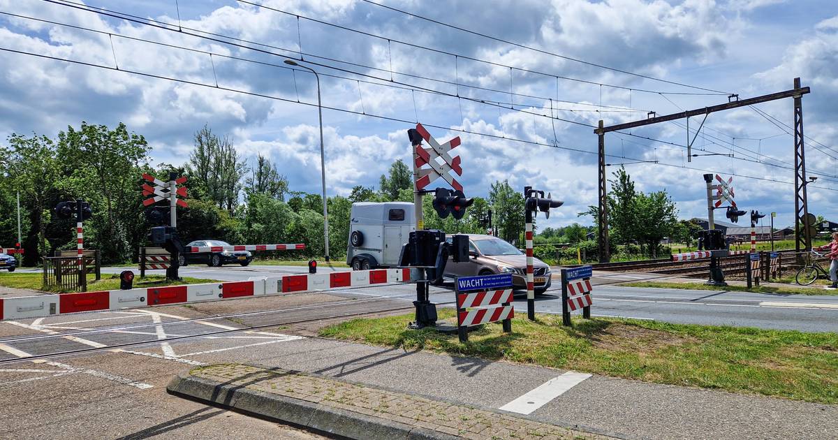 Vergelijken Verfijning staan Storing spoorwegovergang Barneveldseweg voorbij | Veluwe | destentor.nl