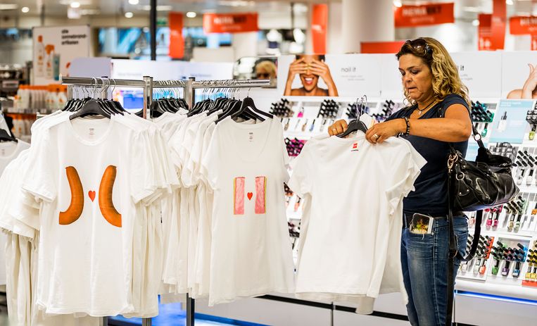 Een filiaal van de Hema, waar t-shirts met Gay Pride-thema werden verkocht. Beeld ANP